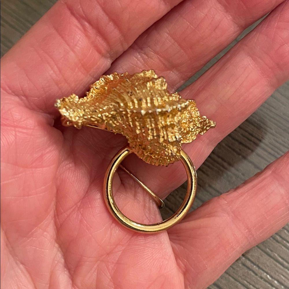Vintage Seashell Eyeglass Holder Pin/Brooch - Scarf Ring - Gold-tone - Picture 14 of 16